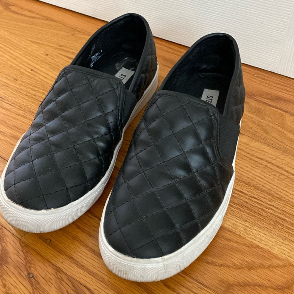 Steve Madden womans size 6 slip on black shoes